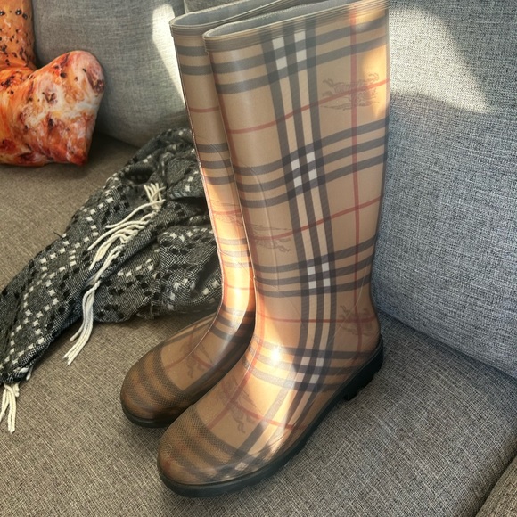 Burberry Rainboots Sz 39 (I’m a 7.5 size). In very good condition! - Picture 1 of 3